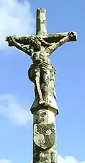 Croix du Quinquis, détail montrant l'écu aux trois roses.