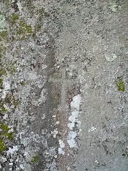 Croix chrétienne gravée sur le grand menhir de Kerangosquer.