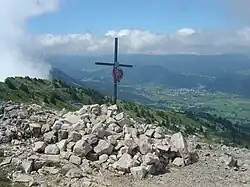 Village vu d'un point culminant avec une croix en premier plan.