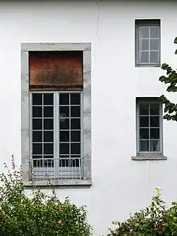 Photographie des fenêtres d'un bâtiment du dix-septième siècle.