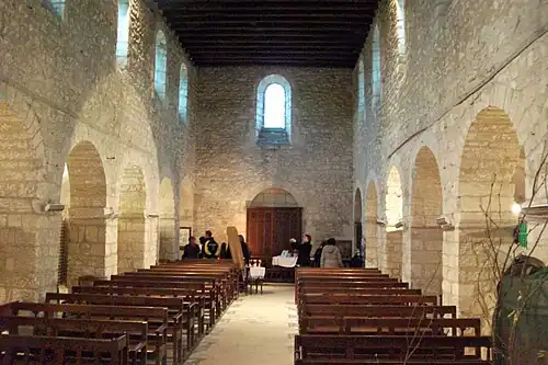 La nef vers le portail.