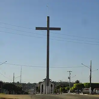 Croix à l'entrée de la ville de Jauru, au Brésil.