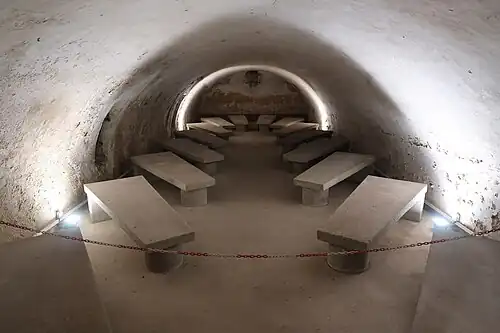 Crypte provisoire dans l'enceinte de la forteresse.