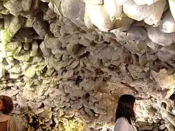 Vue interne d'une géode dans laquelle deux personnes se tiennent.