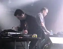 Description de l'image Crystal_Method,_March_2009.jpg.