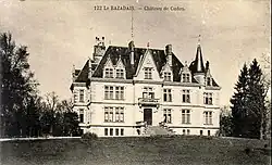 Carte postale sépia représentant un château de style néo-médiéval dans un parc, avec la légende « Le Bazadais - Château de Cudos ».