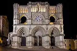 Façade de la cathédrale Sainte-Marie-et-Saint-Julien de Cuenca de nuit.