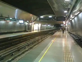 Une rame quittant la station en direction de Vicente Valdés.