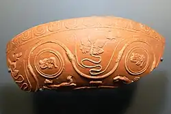 Photo en couleurs d'un bol en céramique richement décoré.