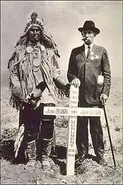 L'éclaireur crow White Man Runs Him et le général Godfrey, vétérans de la bataille, 1926.