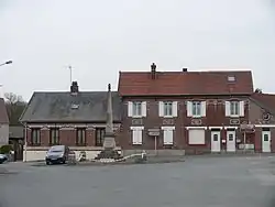 Maison et monument aux morts.