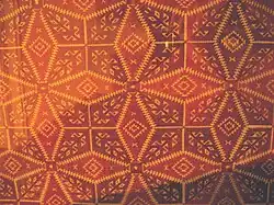 photographie : broderie rouge à motifs géométriques dorés