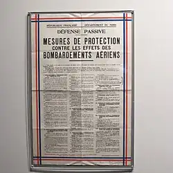 Affiche concernant les mesures de protection contre les effets des bombardements aériens.