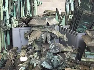 Photo de pièces diverses constituant un clocheton