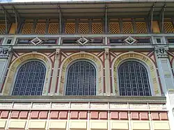 Détail du décor avec la frise au nom des écrivains