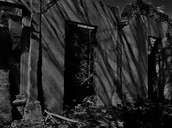 Décombres d'une maison pendant l'Opération Goodwood situé Rue des Parachutistes, après une détonation.