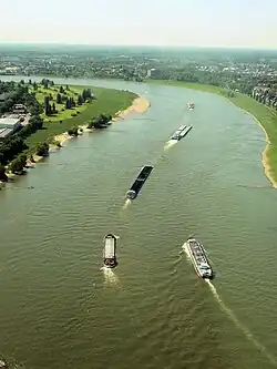 Trafic fluvial à hauteur de Düsseldorf.