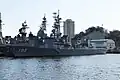 Deux destroyers japonais le 1er janvier 2009 au port, celui au premier plan est de la classe&nbsp;Murasame.