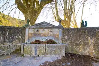 La fontaine du château.