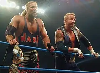 Kevin Nash et Diamond Dallas Page en tant que Champions du monde par équipe de la WCW.