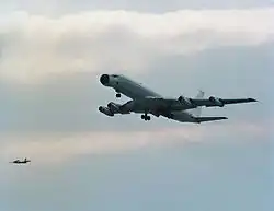 707 peint en gris et blanc, avec les insignes de l'US Air Force. Son nez a été modifié, avec un énorme carénage protubérant.