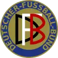 Premier logo de la Deutscher Fussball Bund de 1900 à 1926, les couleurs noir-blanc-rouge étant celles de l'Empire allemand.