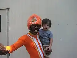 Lance Robertson (alias DJ Lance Rock de Yo Gabba Gabba!) posant avec un jeune fan.
