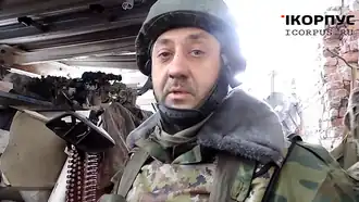 Combattant du bataillon Sparta près de l'ancien terminal de l'aéroport de Donetsk (novembre 2014)