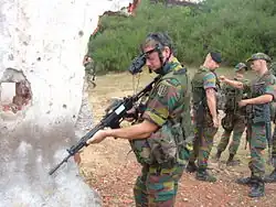 Soldats belges avec des fusils d'assaut FNC.