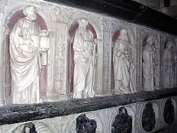 Les apôtres surplombant les priants.