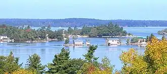 Vue panoramique de quelques îles parmi les Mille-Îles depuis l'État de New York et vers la province de l'Ontario.