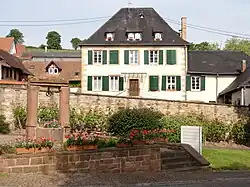 Presbytère (1774) et puits (1563).