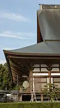Le gong à l'extérieur du daikyakuden qui sert tous les soirs à rassembler les participants à la cérémonie du ushi-tora gongyō&nbsp;(it).