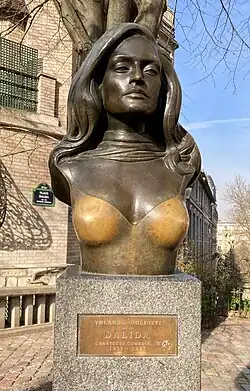 Buste de Dalida en bronze sur un socle en diorite, par Aslan (inauguré le 24 avril 1997).
