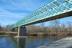 Pont métallique au-dessus de la rivière