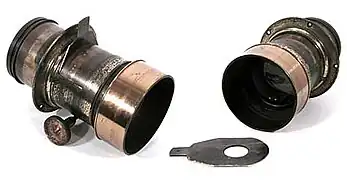 Objectif et diaphragme Waterhouse&nbsp;(en).