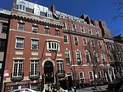 Photo couleur de la façade de brique rouge de l'immeuble d'une école.