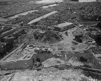 Vue aérienne du fort du Roule en 1944, après la bataille.