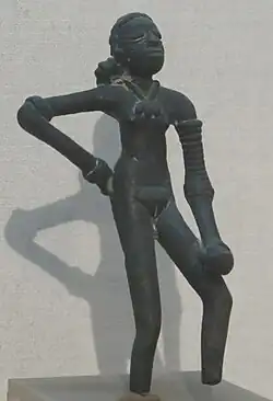 Jeune femme nue et parée, dite : "Danseuse". Statuette de bronze. H : 14&nbsp;cm. Trouvée en 1926 dans une maison de Mohenjo-daro. Musée national (New Delhi).
