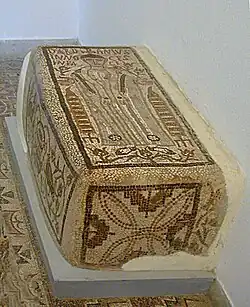 Tombe de mosaïque avec un personnage sur la partie supérieure