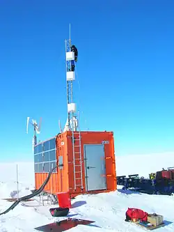 éolienne Darrieus sur un module de la Base antarctique Neumayer;