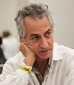 David Strathairn interprète Theo Schacht.