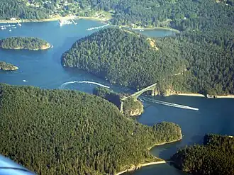 Le pont de :Deception Pass (en) dont l'île Ben Ure (en haut à gauche)
