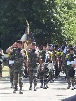 Défilé du 2e de marine avec sa garde du drapeau à la caserne Martin des Pallières en juillet 2008