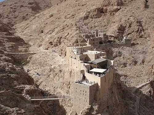 Vue du monastère sur son arête.