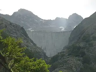 Vue du barrage du Chiotas au premier plan avec, au second plan à gauche, le sommet d'Il Bastione et à droite, la cime de Baus.