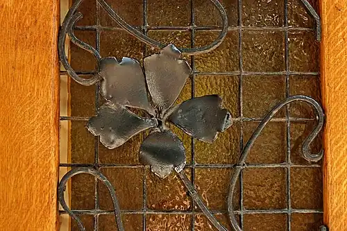 Décoration en fer forgé de la porte.