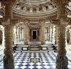Les Temples de Dilwara&nbsp;(en) (mont Abu) sont réputés pour leurs beauté artistique.