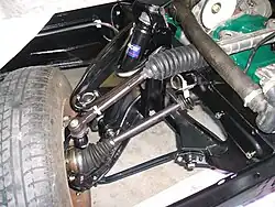 Configuration FF : demi train avant de Renault 4. L'arbre d'essieu sort de la boîte de vitesses (à droite) pour rejoindre l'axe de la roue (en bas à gauche).