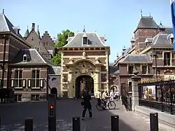 Ancienne fortification. Cette porte permet aujourd'hui d'accéder à la Binnenhof.